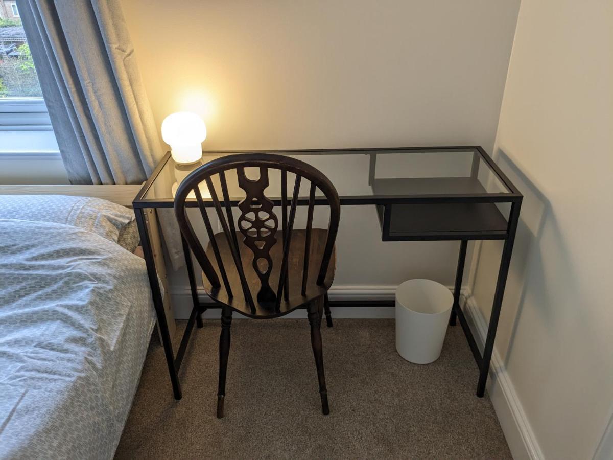 Large Apartment With Parking 吉尔福德 外观 照片