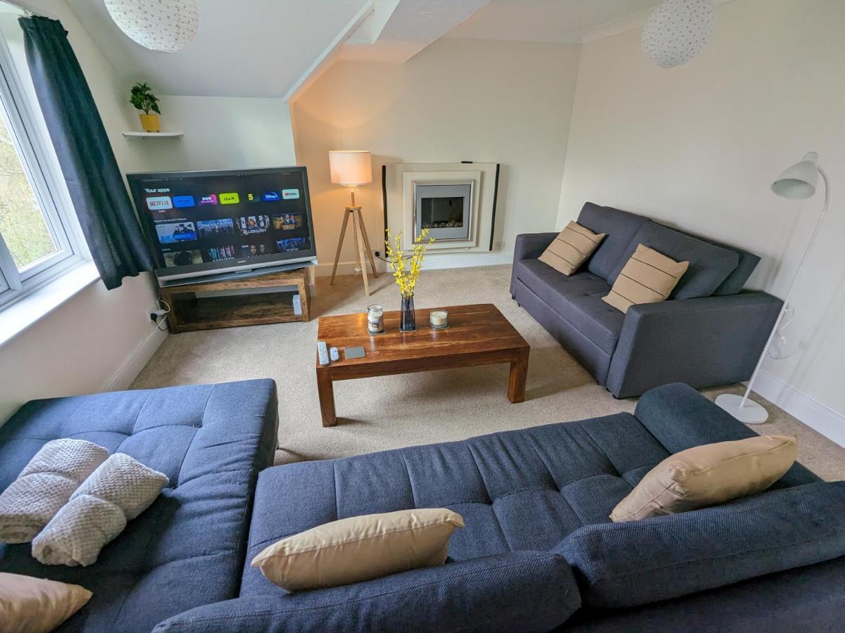 Large Apartment With Parking 吉尔福德 外观 照片