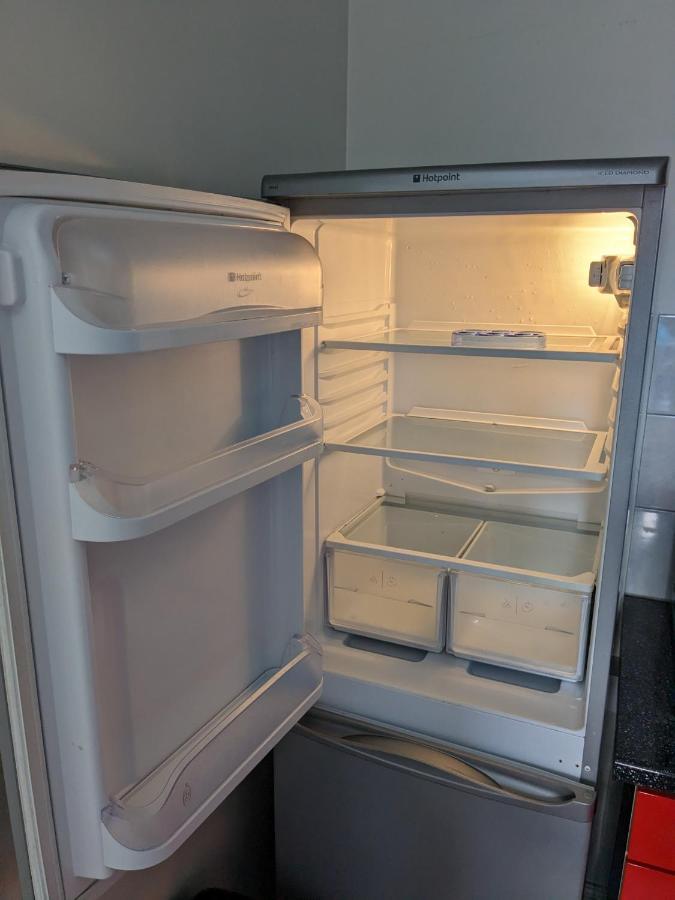 Large Apartment With Parking 吉尔福德 外观 照片