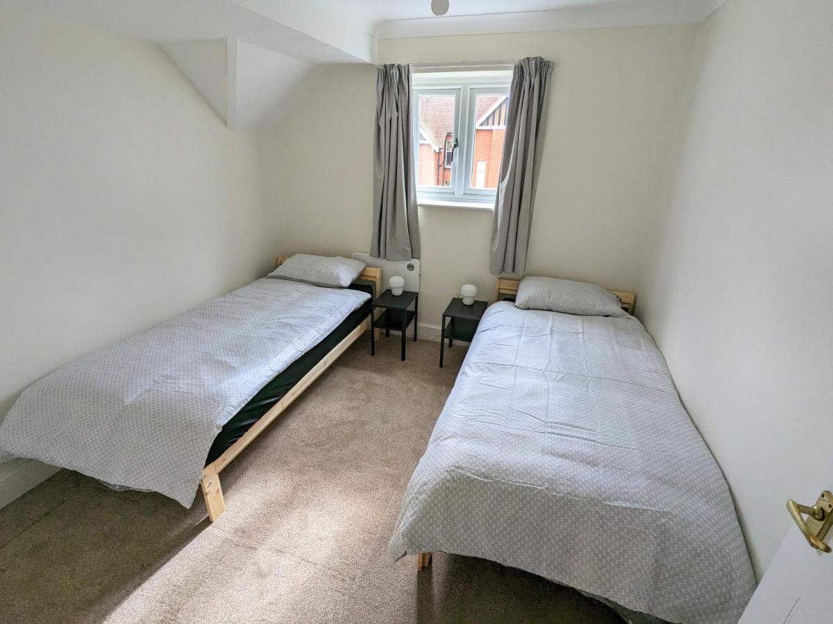 Large Apartment With Parking 吉尔福德 外观 照片